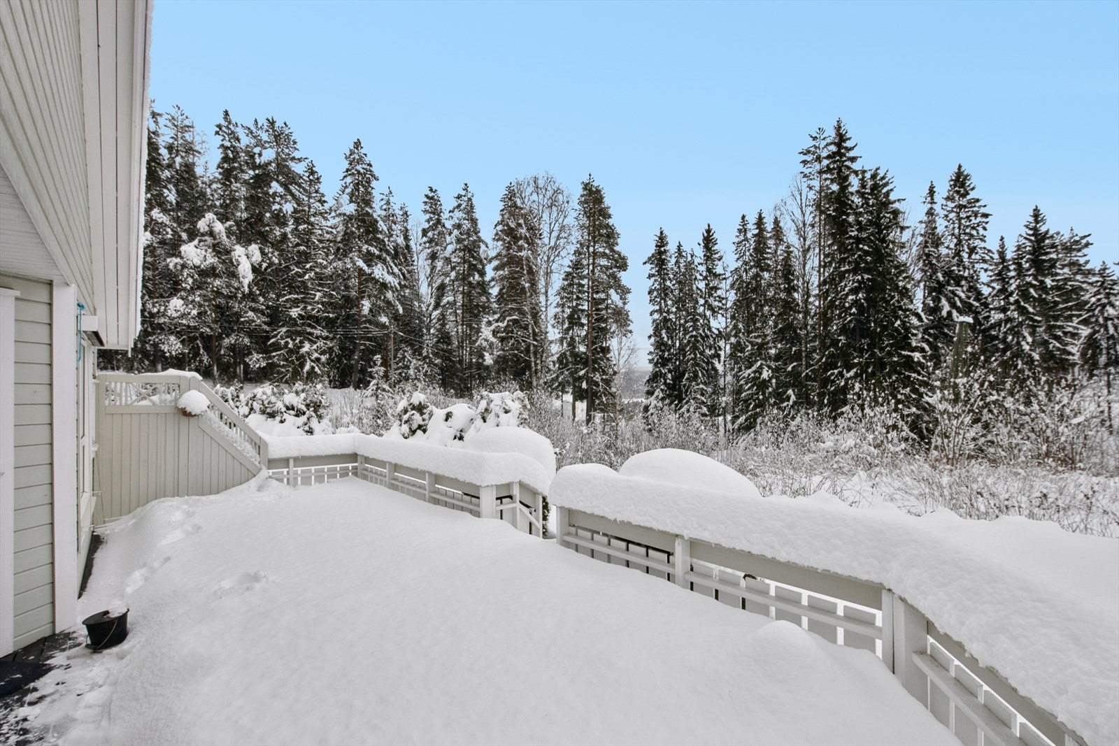 Den sørvendte terrassen på 35 m² er en flott uteplass på sommerstid. Galleribilde