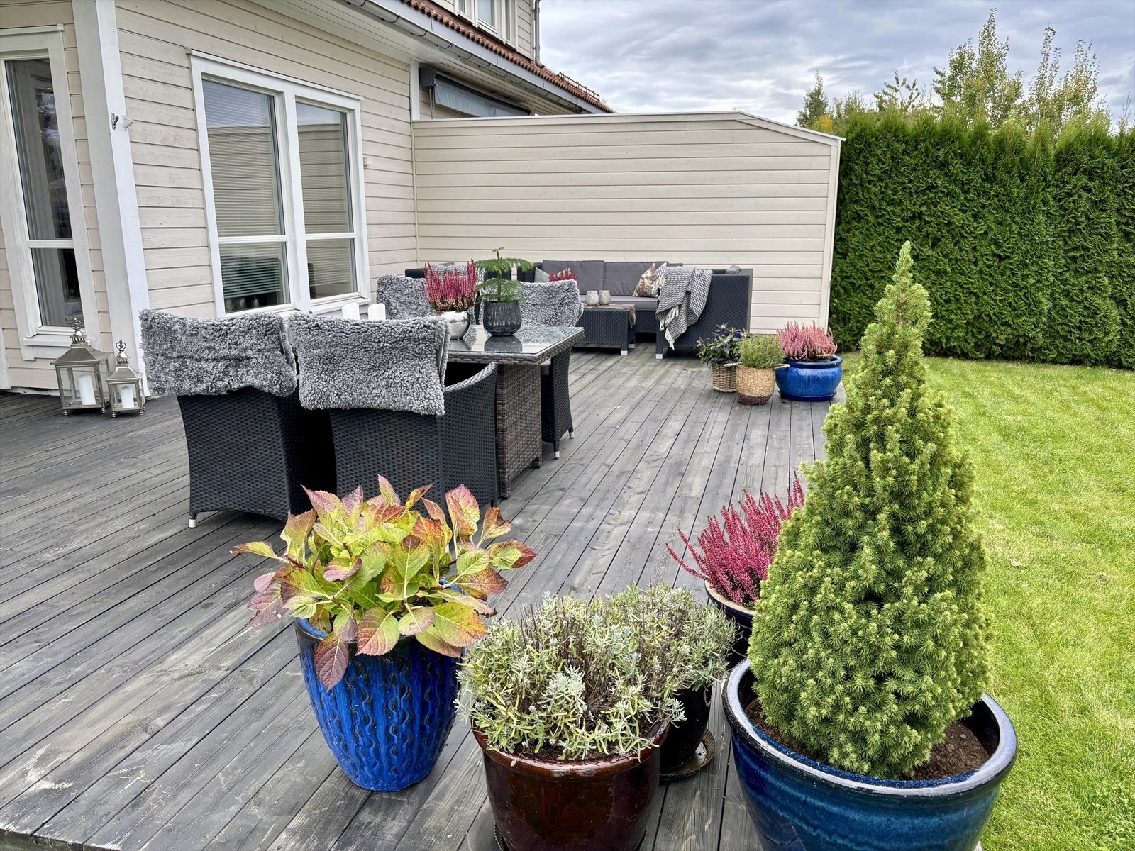 Stor terrasse med god plass til utemøbler og direkte tilgang til hagen. Galleribilde