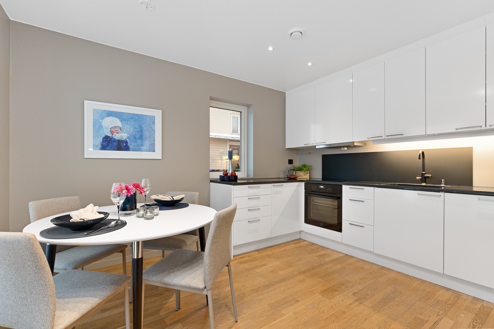 Det er god plass til en spiseplass i tilknytning til kjøkkenet. Galleribilde