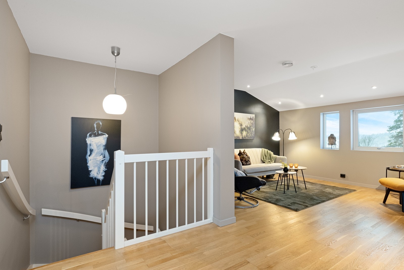 Opp trappen kommer du til en lys og romslig loftstue. Galleribilde