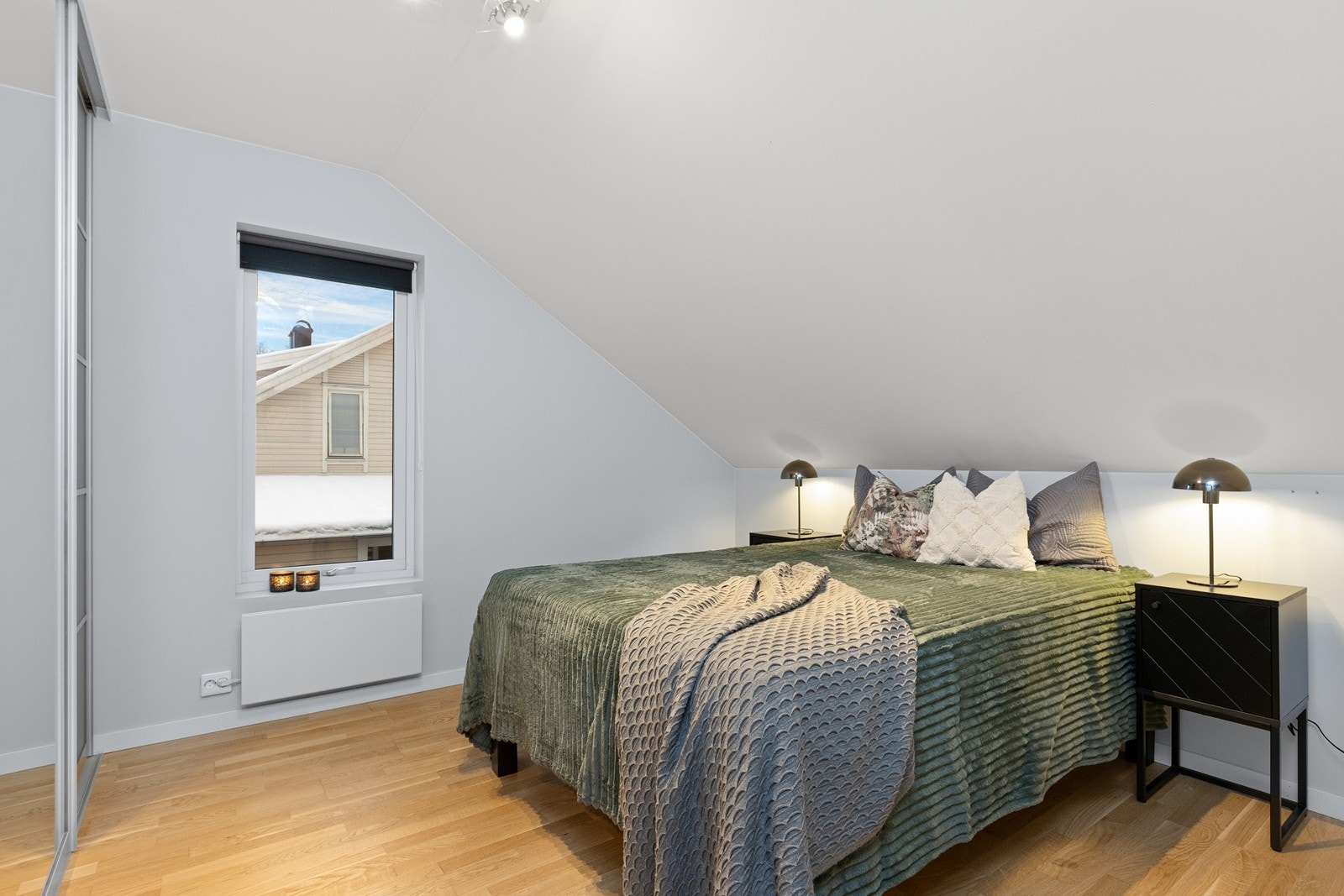 Etasjens andre soverom har god plass til garderobeløsning. Galleribilde