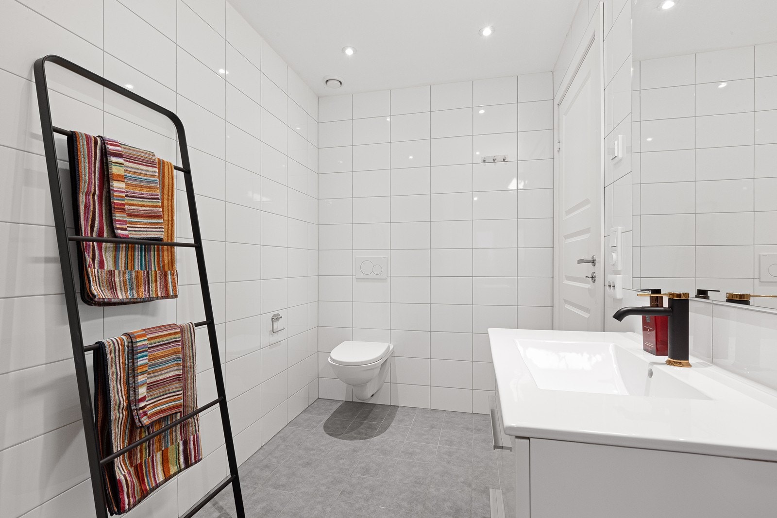 Rommet inneholder også et vegghengt toalett. Galleribilde