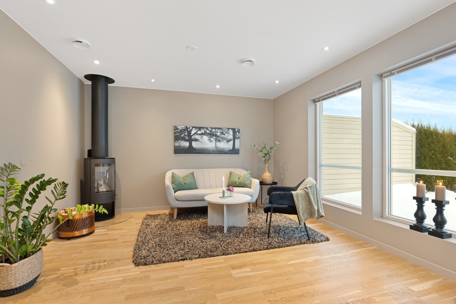 En stilren vedovn gir god varme og en hyggelig atmosfære i stuerommet. Galleribilde