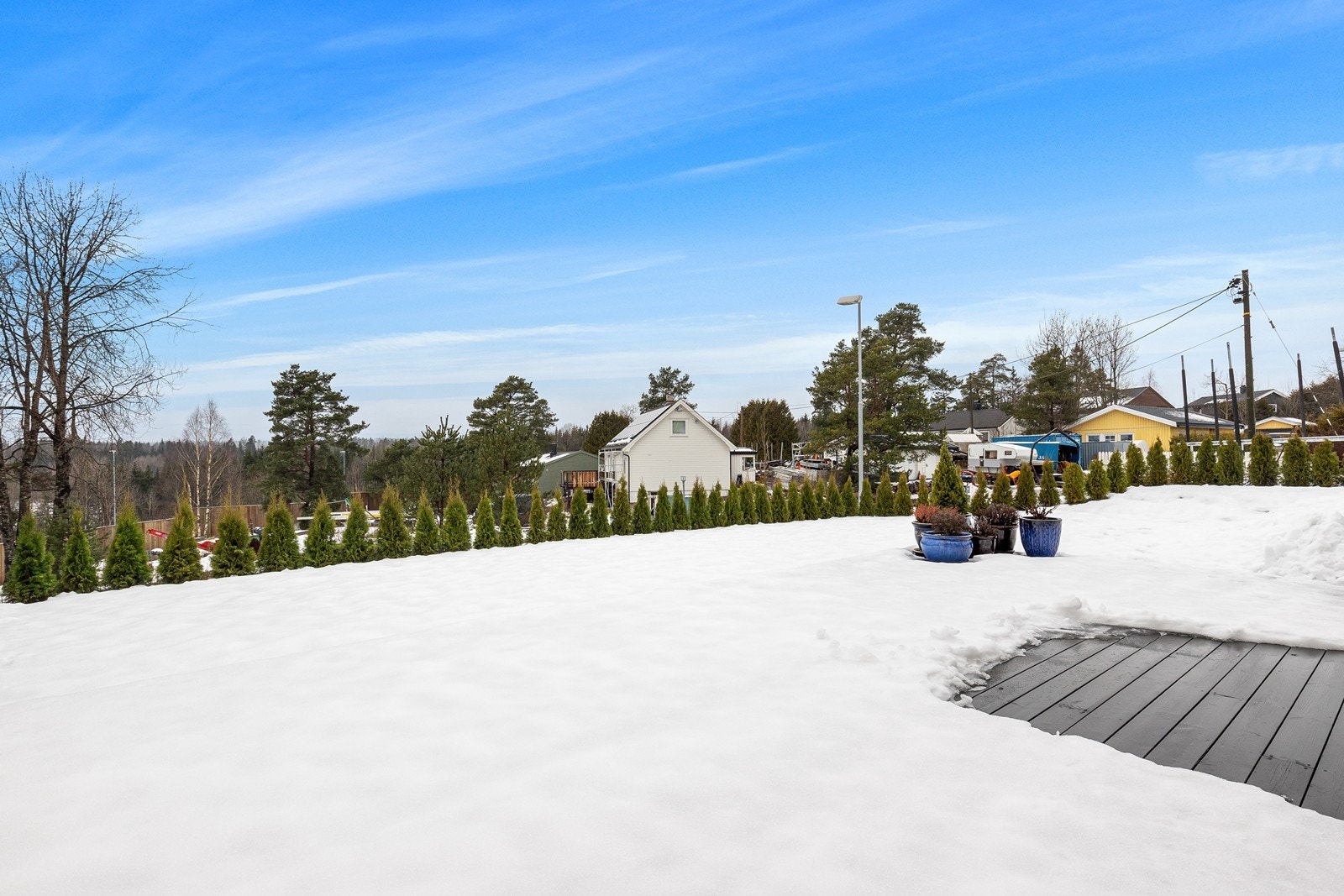 Fra hagen har man en åpen utsikt over nærområdet og landskapet. Galleribilde