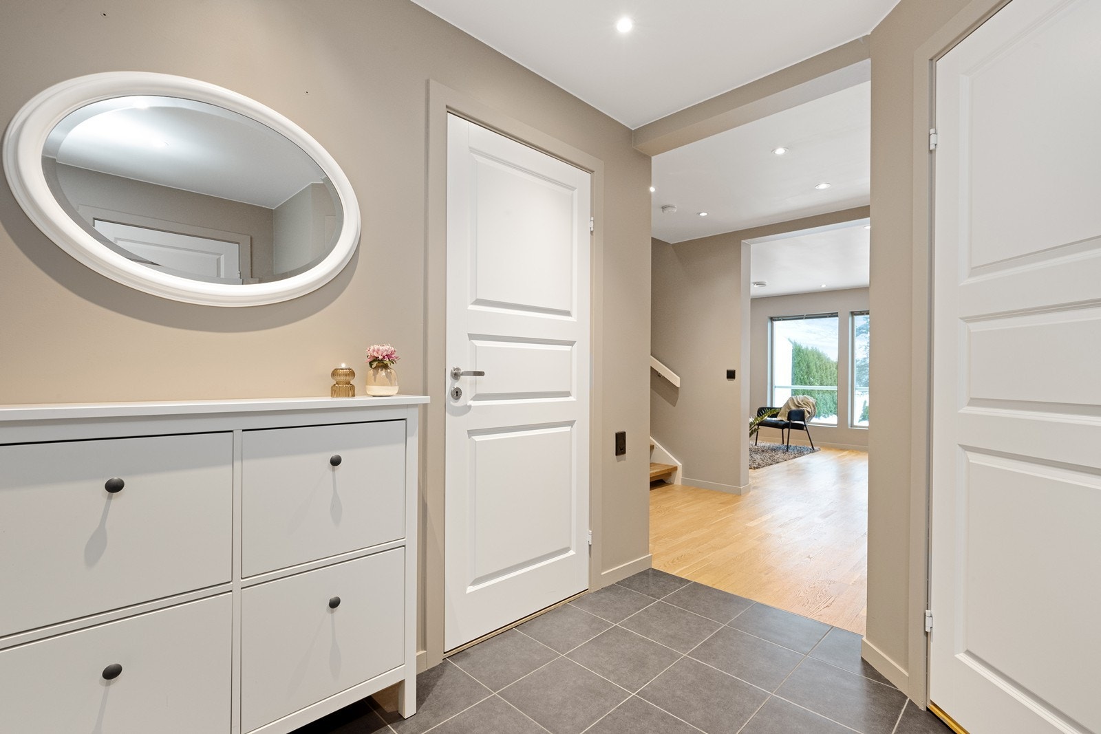 Hallen gir adkomst til bad, soverom og stue, og har plass til garderobeløsninger. Galleribilde