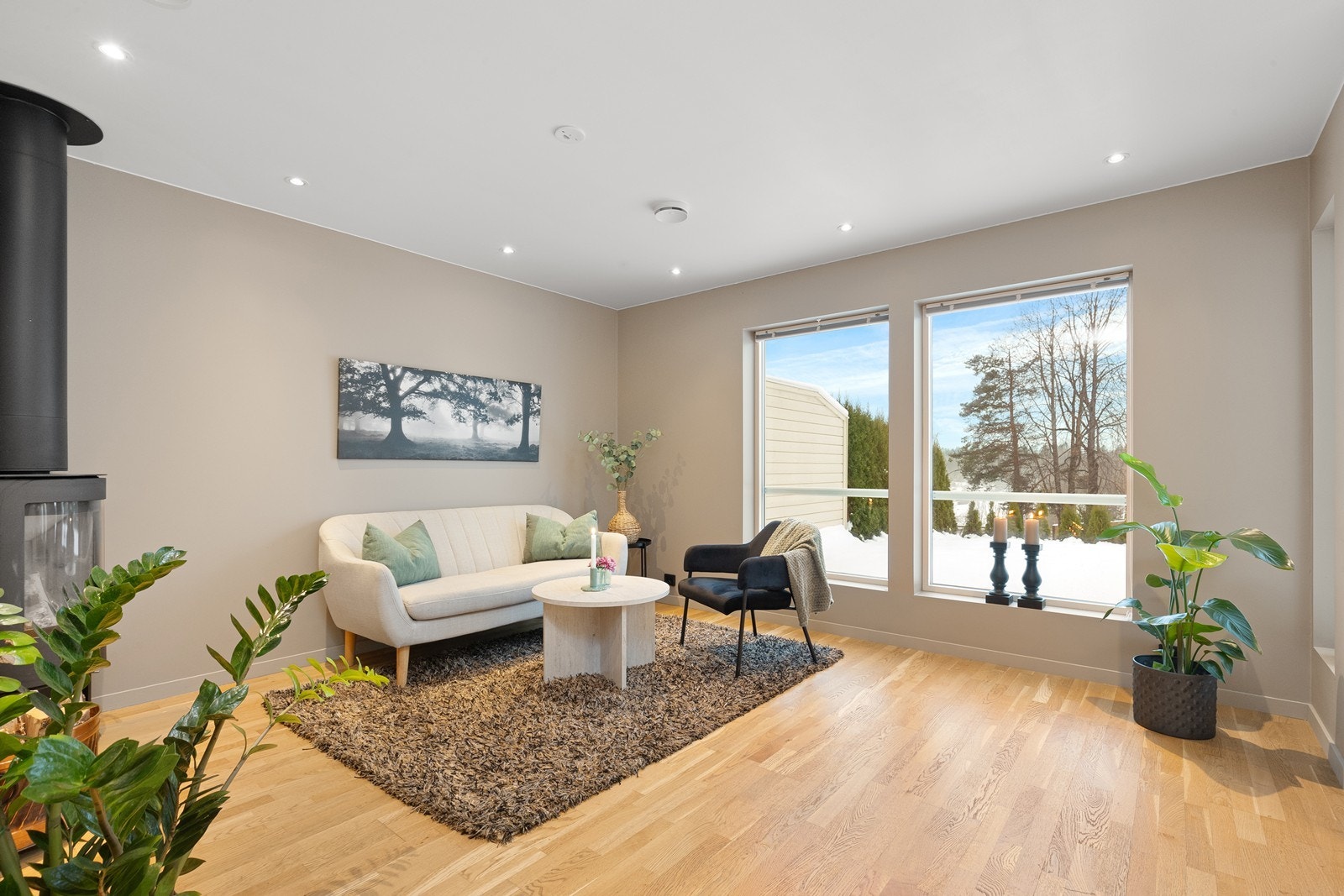 Stuen i første etasje har gjennomgående parkett og store vindusflater. Galleribilde