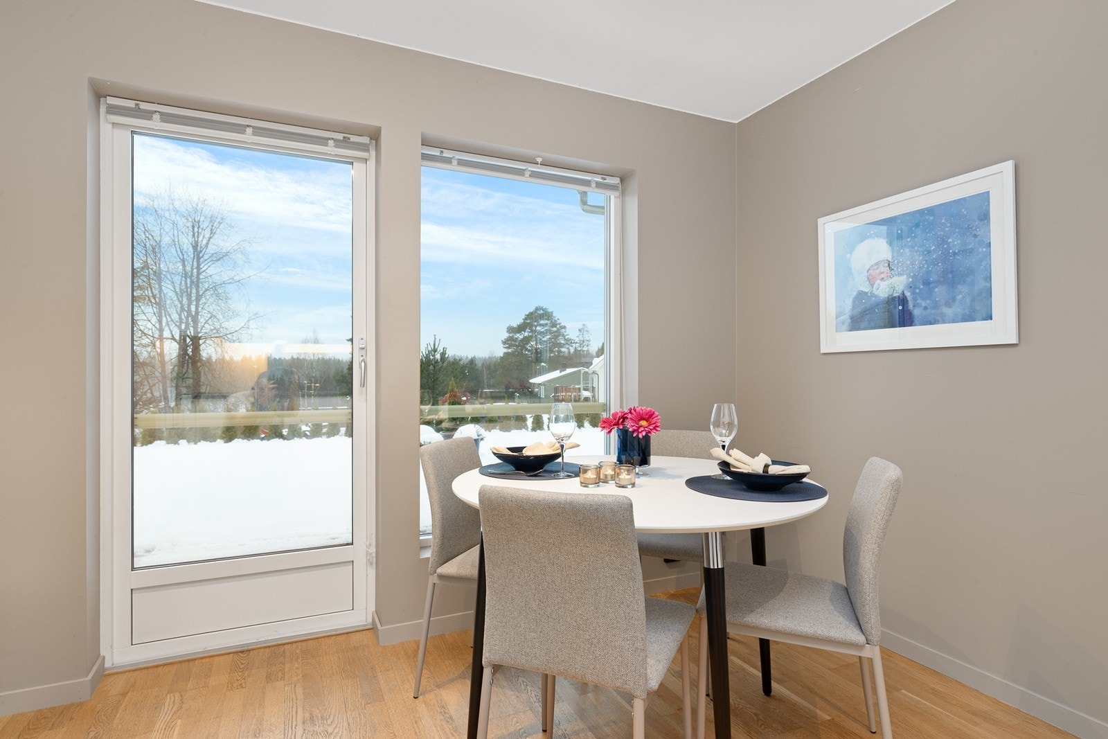 Fra spiseplassen er det direkte utgang til en av boligens terrasser. Galleribilde