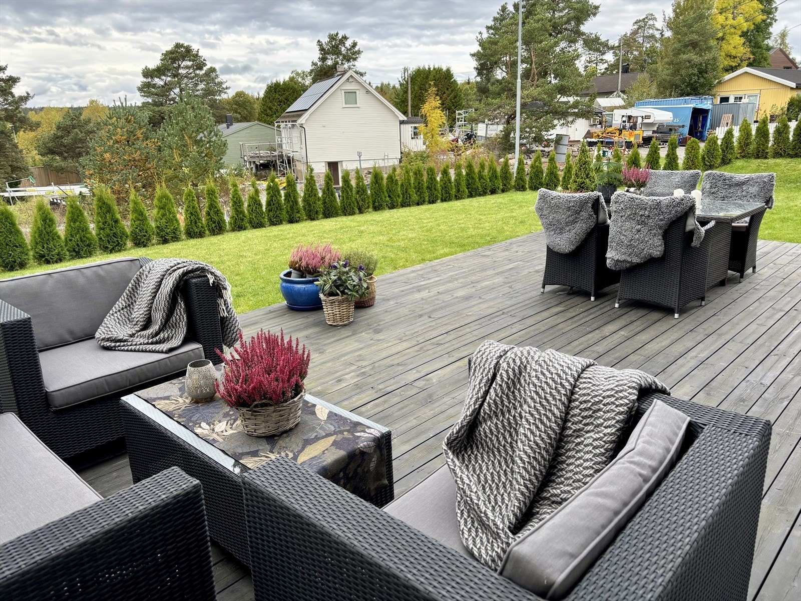 Den store terrassen og hagen gir rikelig med plass for utendørs aktiviteter. Galleribilde