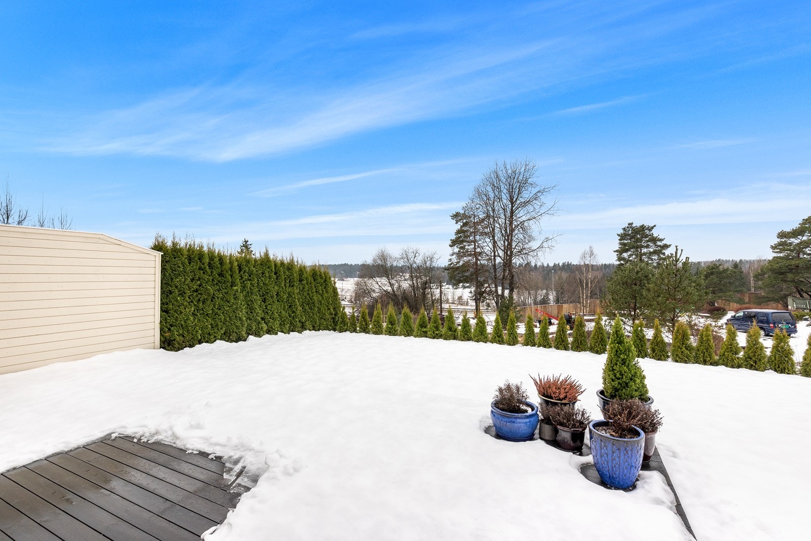 En stor og usjenert hage gir gode muligheter for lek og rekreasjon. Galleribilde