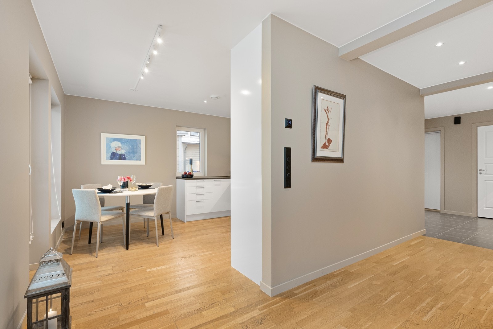 Den åpne løsningen mellom stue og kjøkken skaper et sosialt allrom. Galleribilde