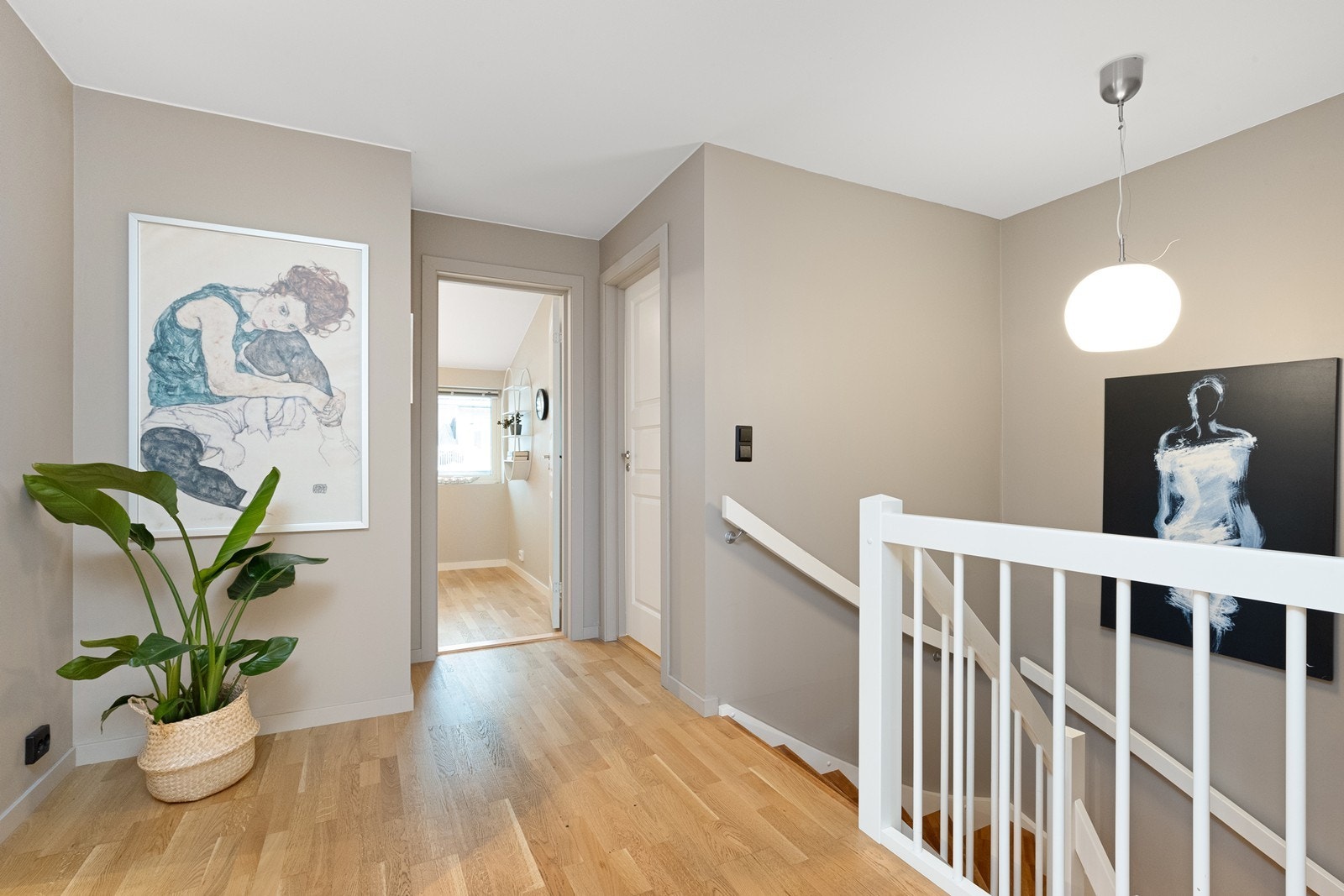 Fra loftstuen er det adkomst til etasjens tre soverom og bad. Galleribilde