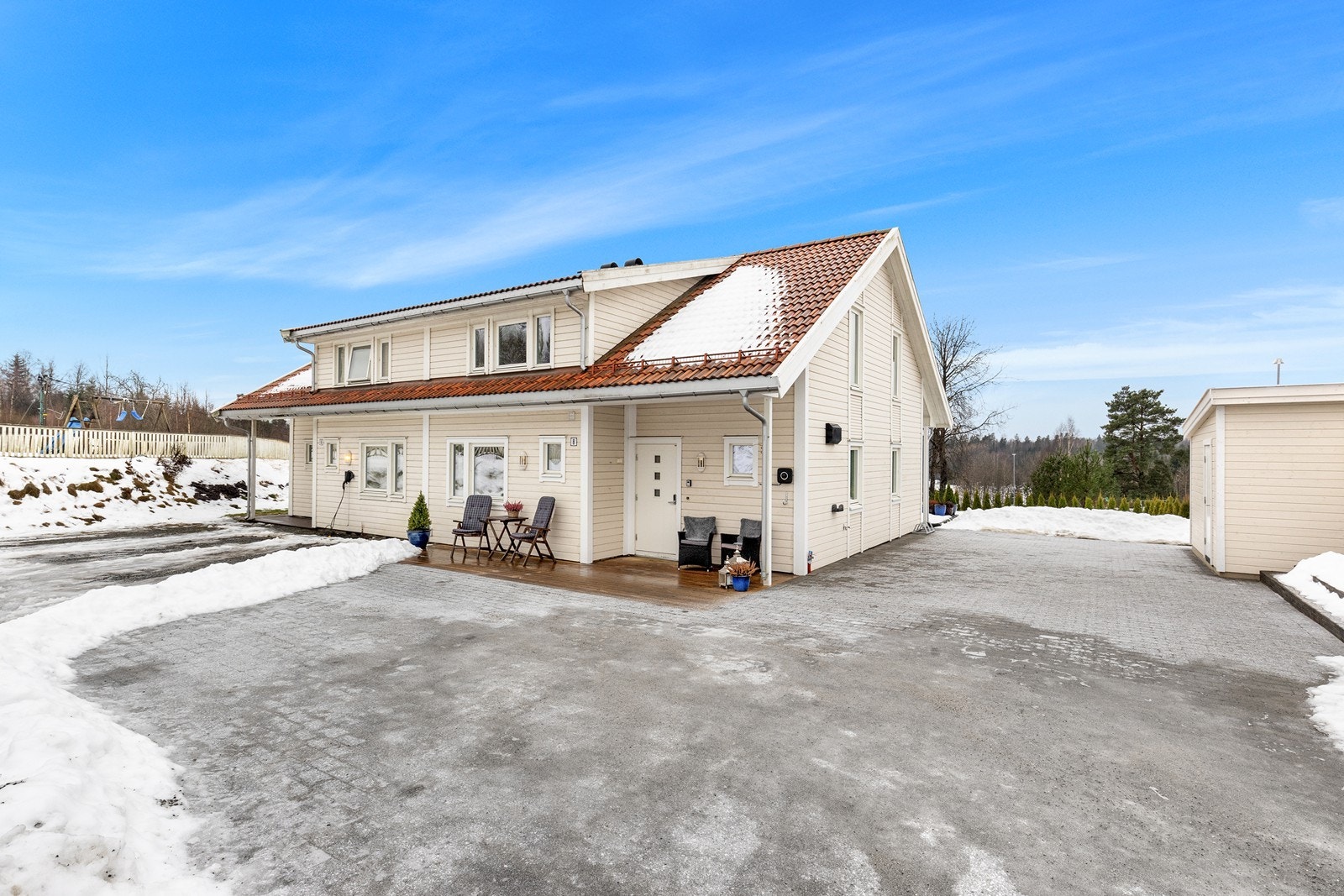 Stor gårdsplass med god plass til parkering for flere biler. Galleribilde