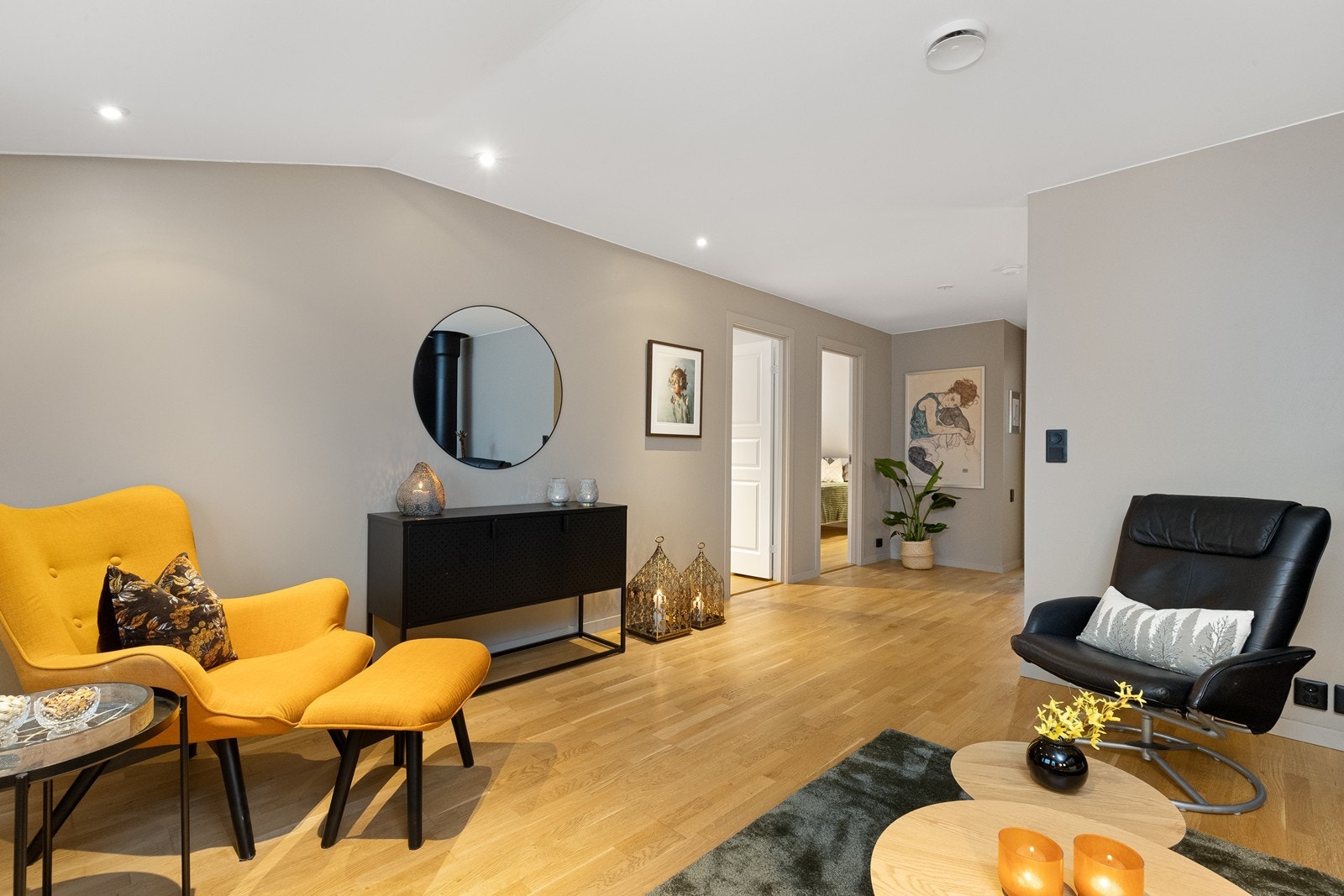 Loftstuen fungerer som et ekstra oppholdsrom, perfekt for en egen TV-krok. Galleribilde