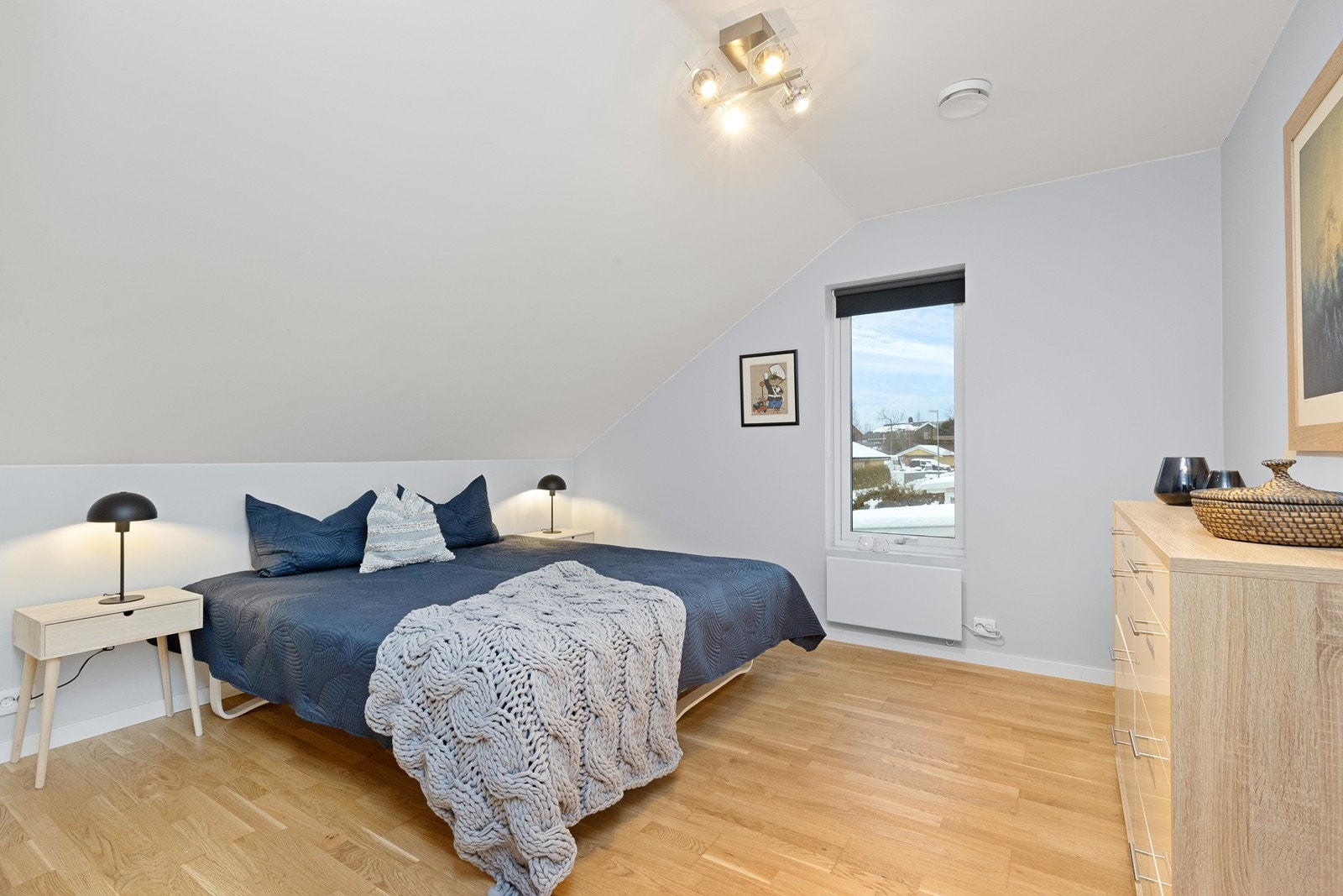 Hovedsoverommet har god plass til dobbeltseng og tilhørende møblement. Galleribilde