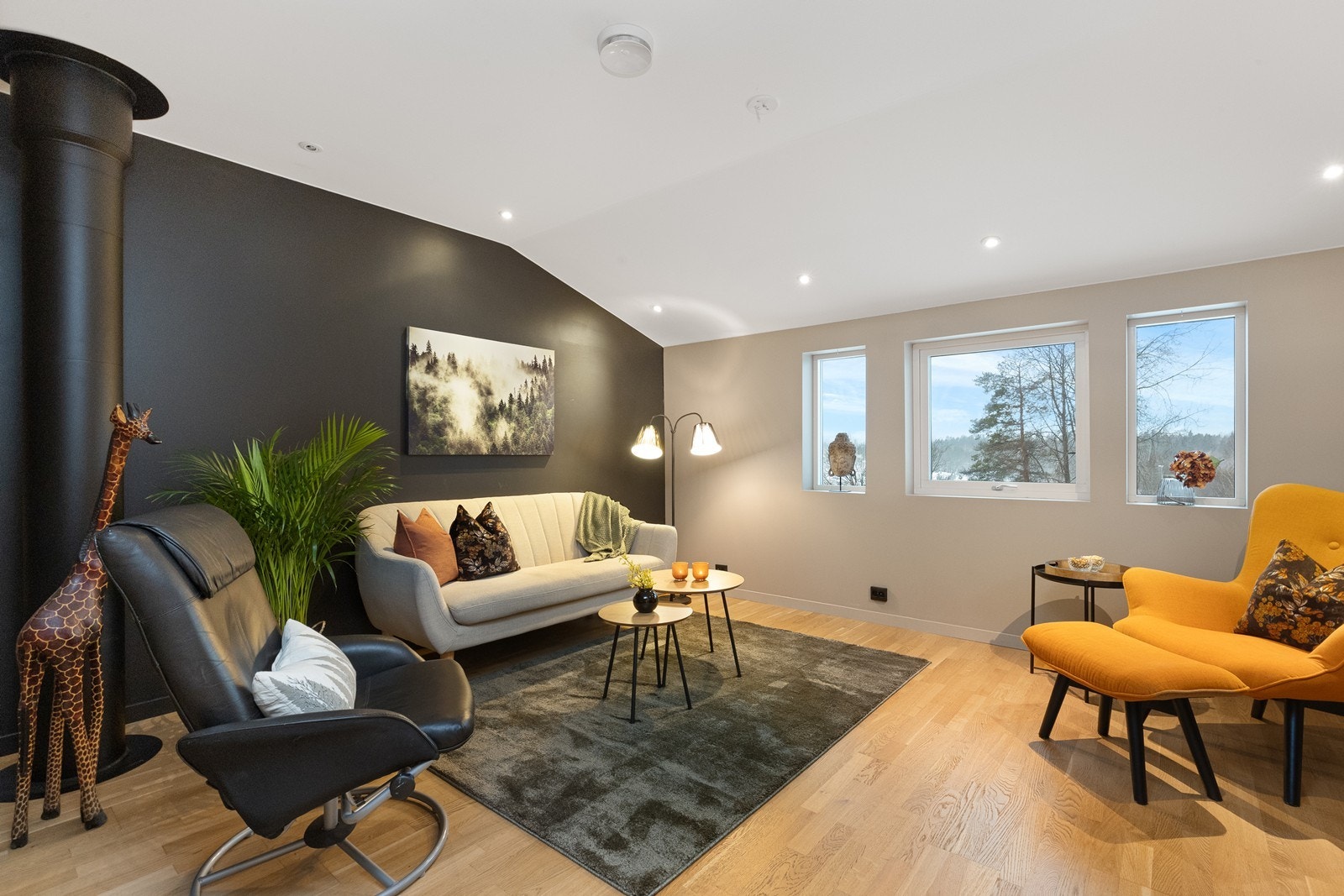 Rommet har god takhøyde og flere vinduer som gir godt med dagslys. Galleribilde