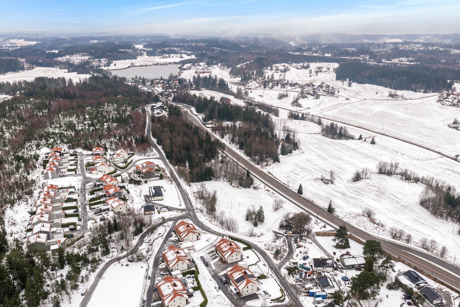 Kort vei til offentlig kommunikasjon som korresponderer med tog, ca. 35 min til Oslo. Galleribilde