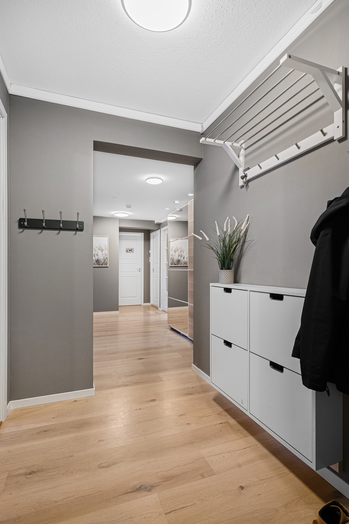 God oppbevaringsplass for yttertøy, med praktiske løsninger som holder entréen ryddig. Galleribilde