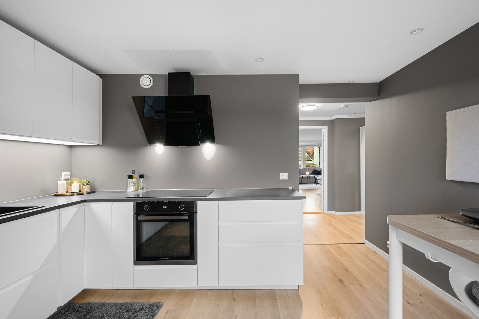 Moderne kokeplater med tilhørende ventilator som gir effektiv avtrekk og et stilrent uttrykk. Galleribilde