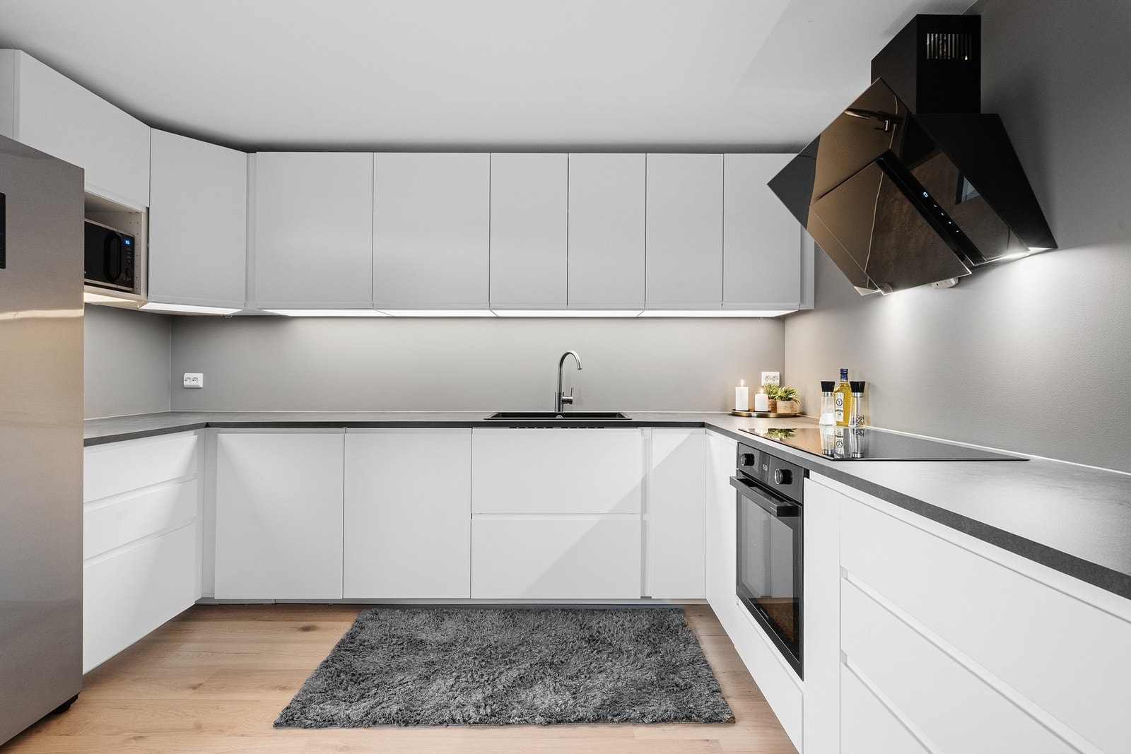 Kjøkken med god oppbevaringsplass og integrerte hvitevarer som gir et helhetlig og ryddig uttrykk. Galleribilde