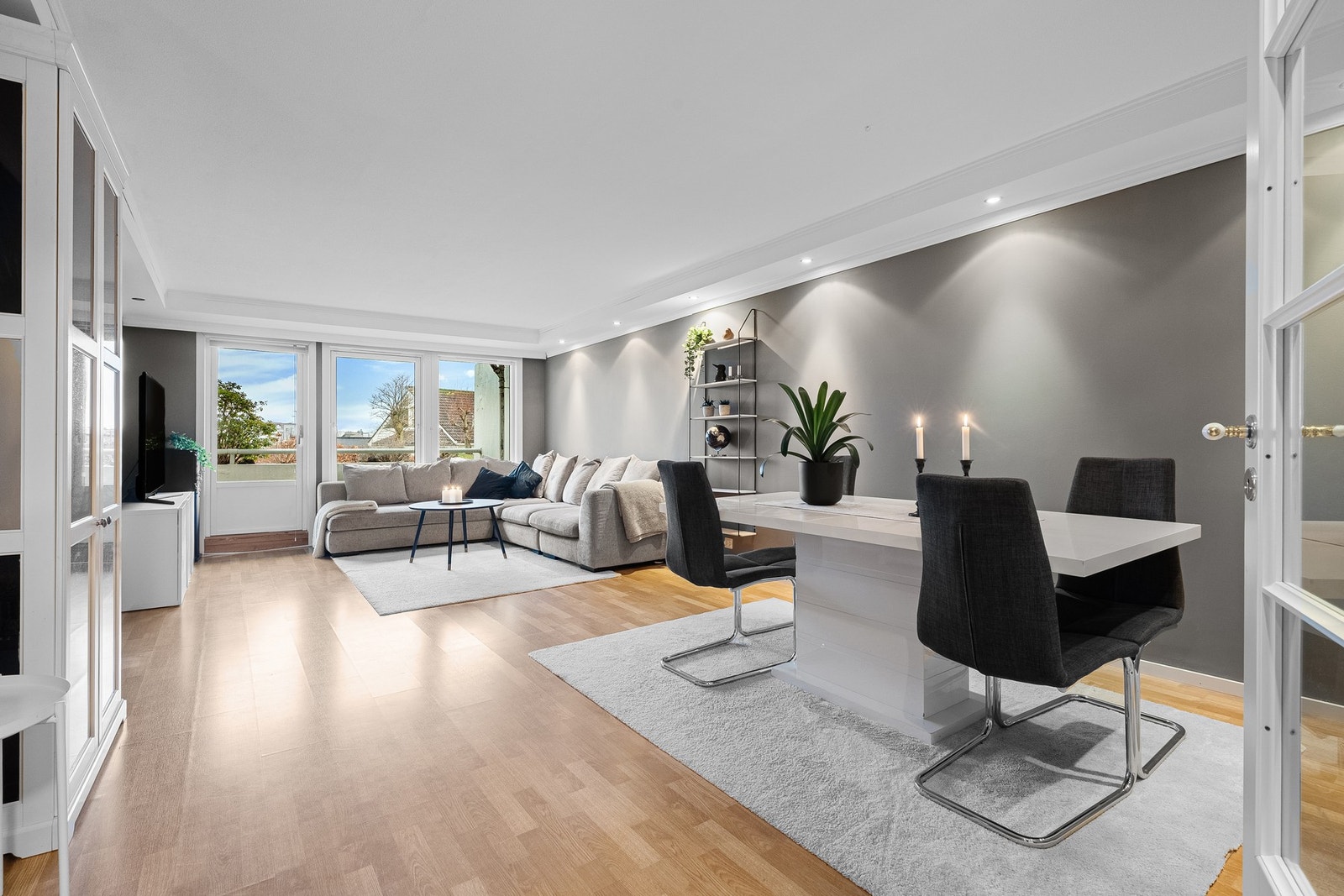 Lys og luftig stue med store vindusflater som gir rikelig med naturlig lys. Galleribilde