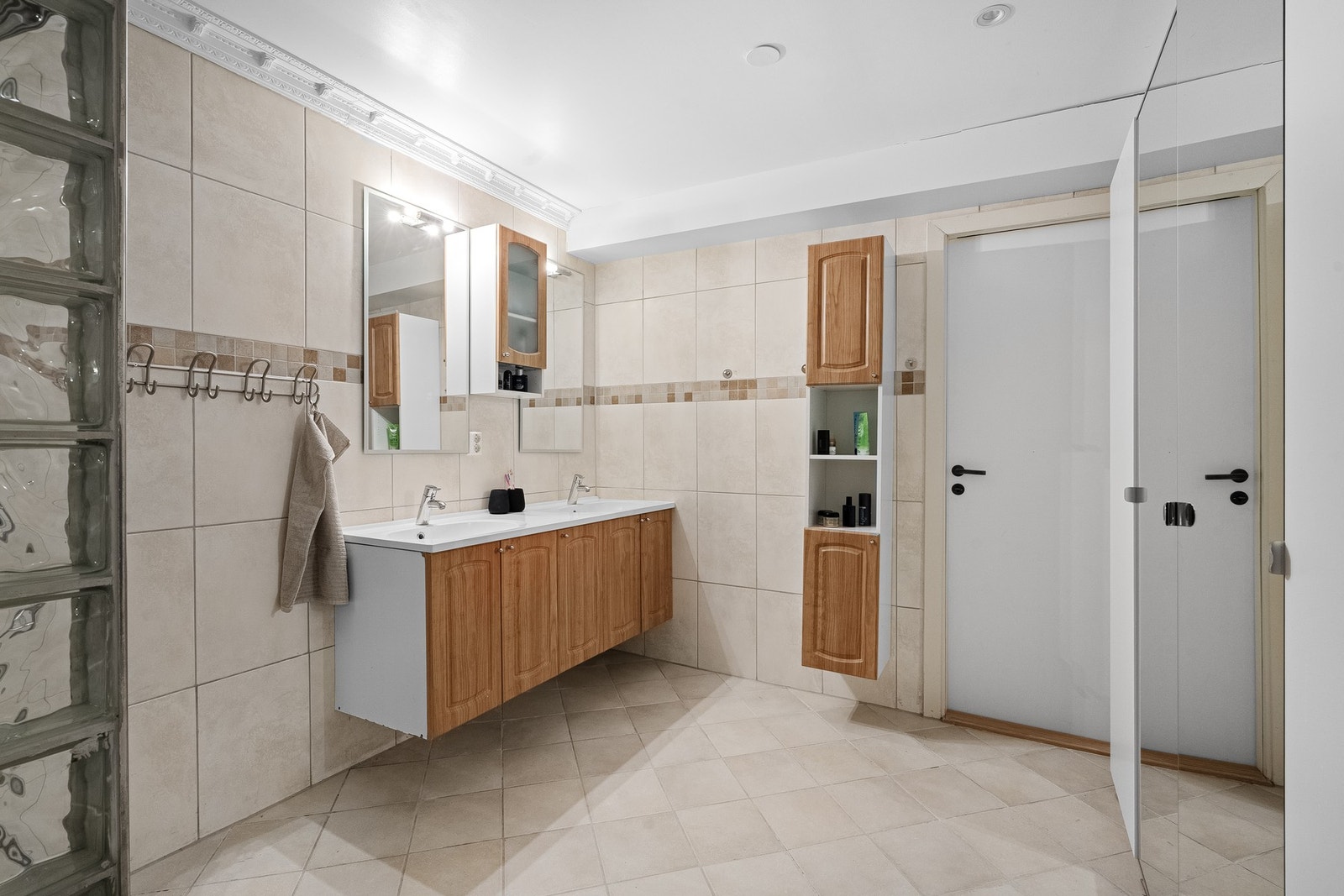 Bad med sjarmerende stil og smarte oppbevaringsløsninger. Galleribilde