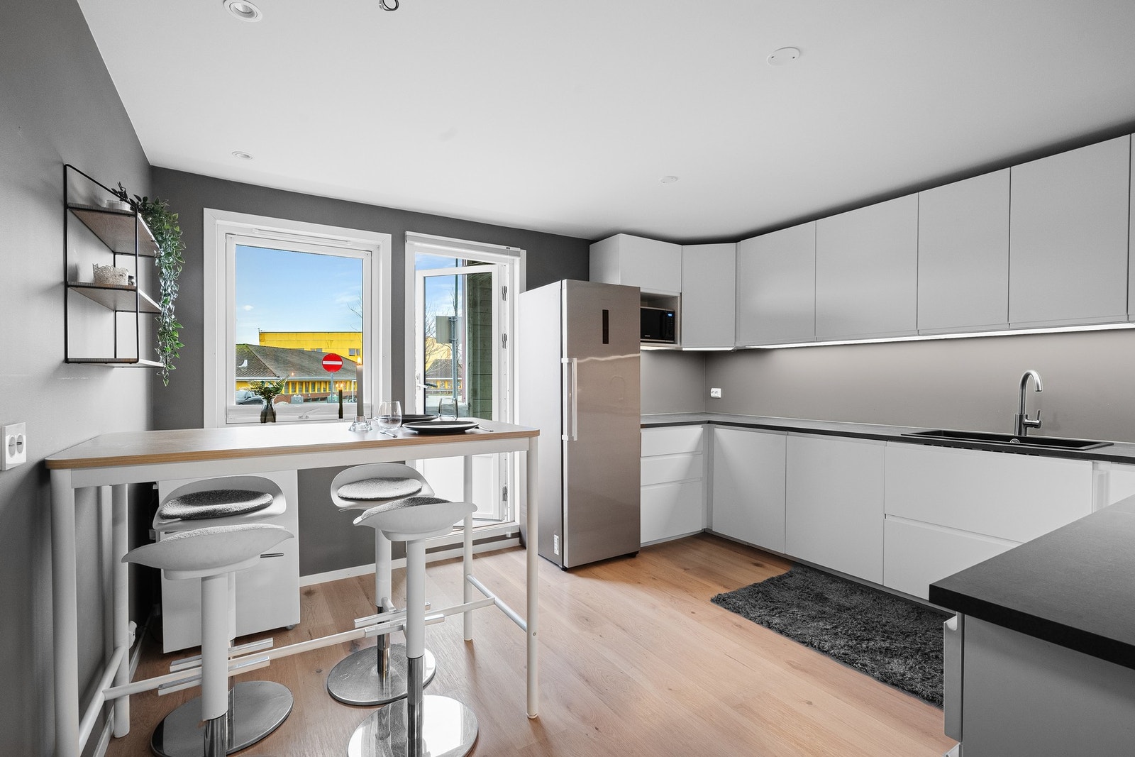 Stilrent kjøkken med gjennomtenkte løsninger og god benkeplass som gir rom for både matlaging og hverdagsbruk. Galleribilde