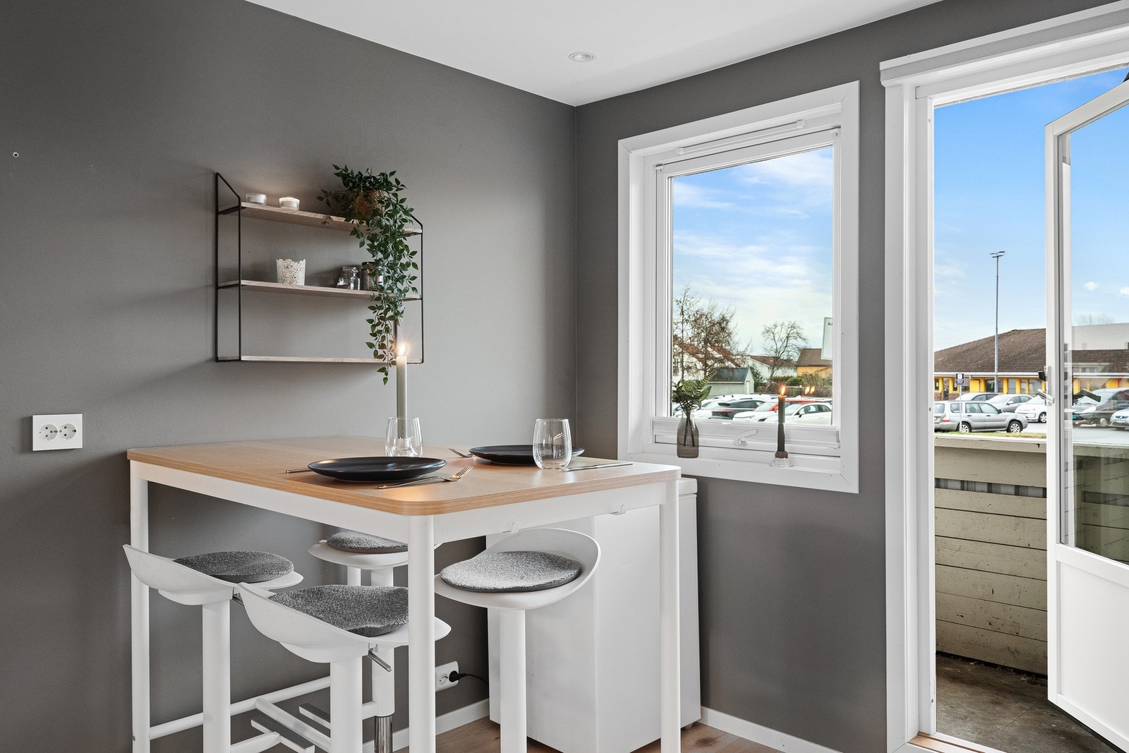 Direkte utgang fra kjøkken til egen balkong. Galleribilde