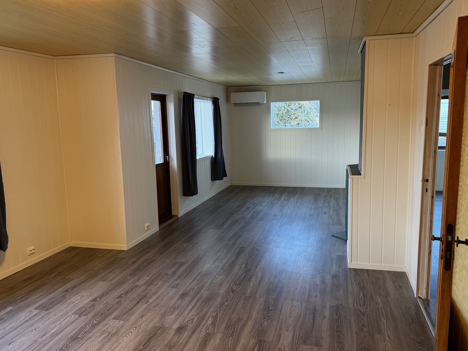 Oppvarming med varmepumpe i stuen som gir en jevn innetemperatur og energieffektiv oppvarming. I tillegg er det en eldre oljekamin i stuen, og vedovn i underetasjen. Galleribilde