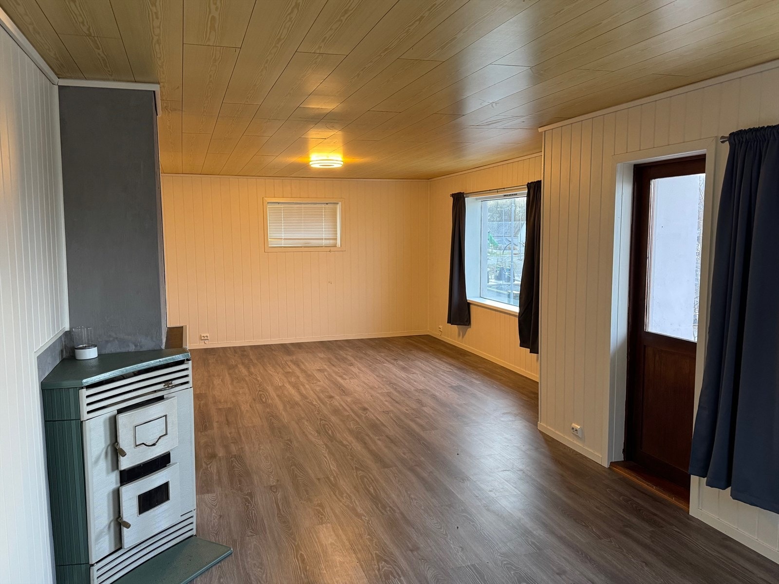 Romslig stue med utgang til balkong. Galleribilde