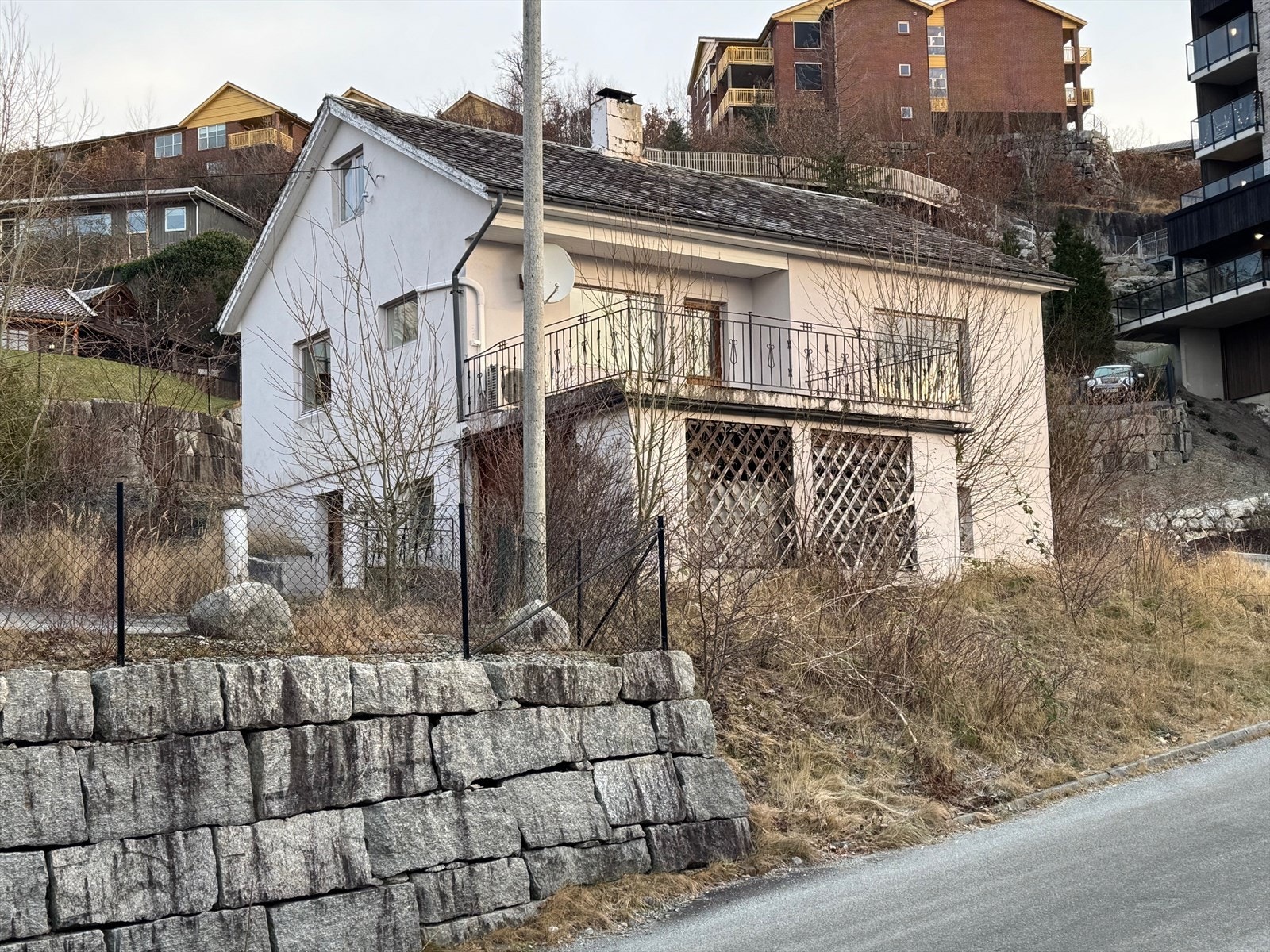 Boligen har store renoveringsbehov og anses å være et oppussingsobjekt Galleribilde