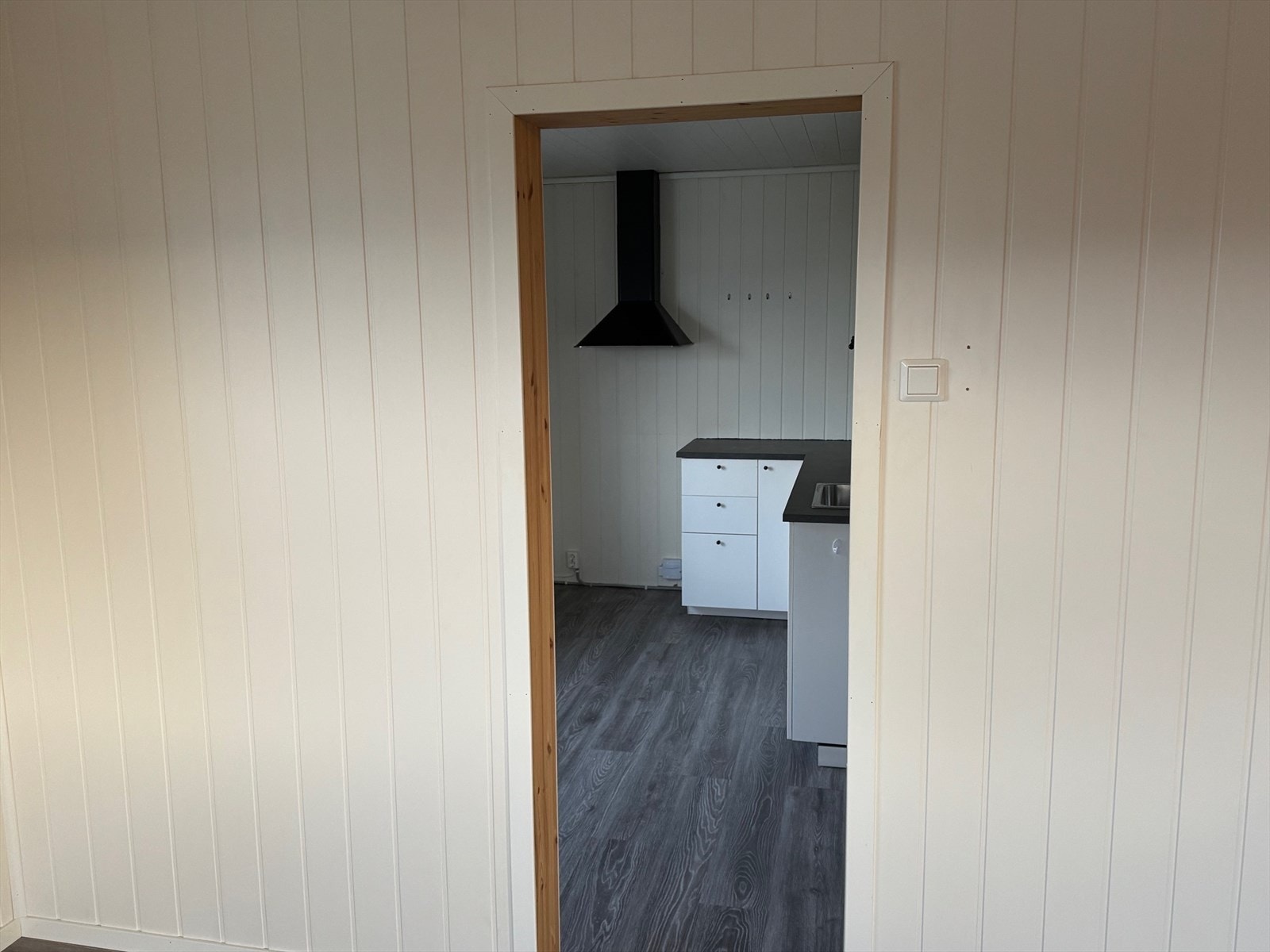 Kjøkkenet ligger like i tilknytning til stuen Galleribilde