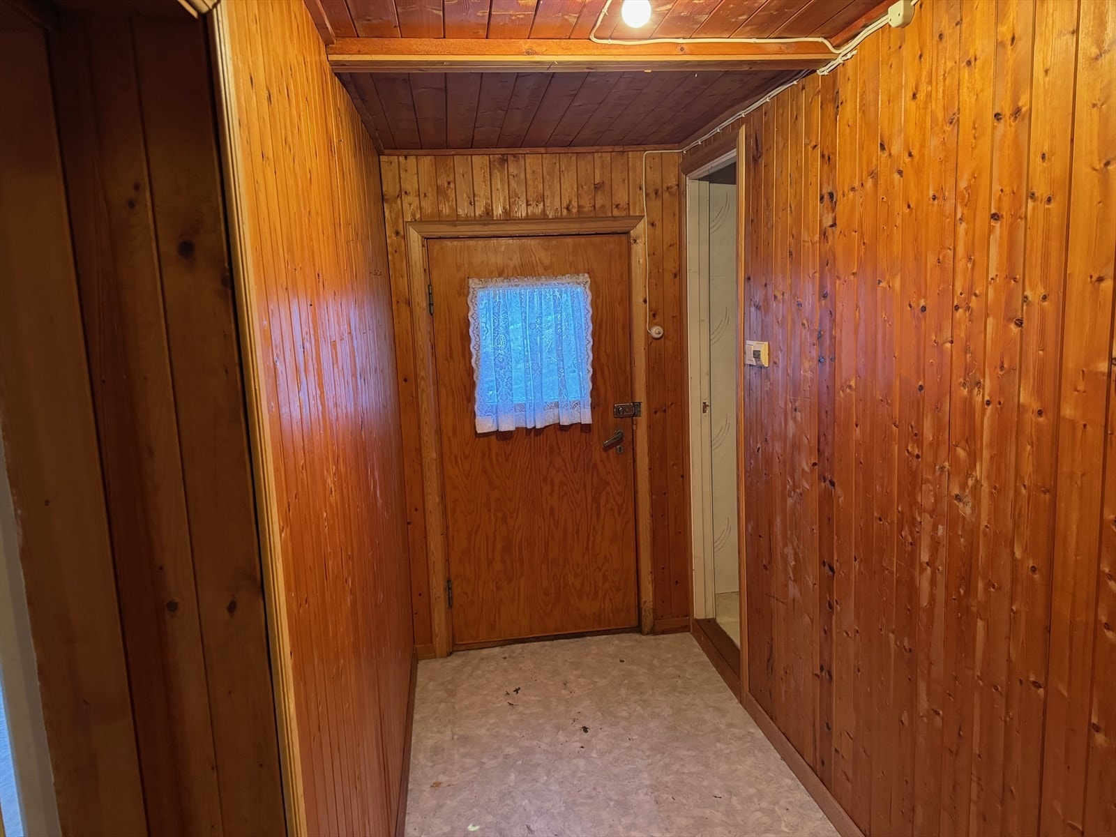 Inngangsdør og gang inn til kjelleretasjen. Galleribilde