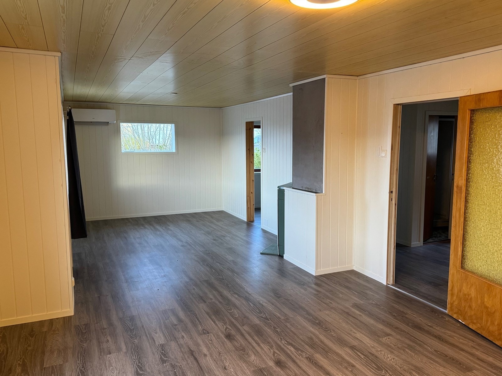 Det er en nyere laminat på gulv og panelvegger i store deler av hovedetasjen. Galleribilde