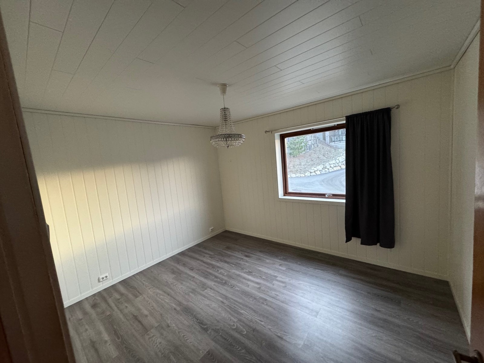 Soverom i hovedetasjen med god størrelse Galleribilde