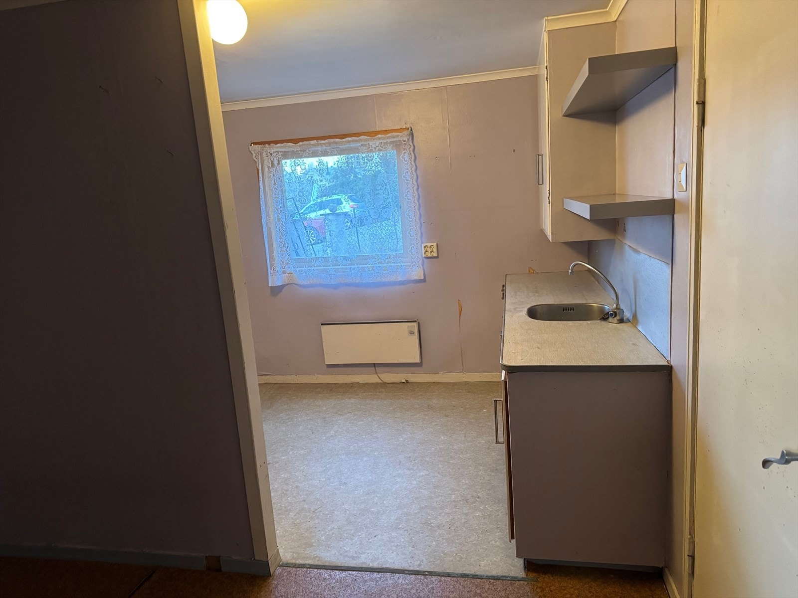 Kjøkkenet i kjelleren har innredning med glatte fronter og benkeplate av laminat. Det er påregnelig med utskiftning eller utbedringer av kjøkkeninnredningen. Galleribilde