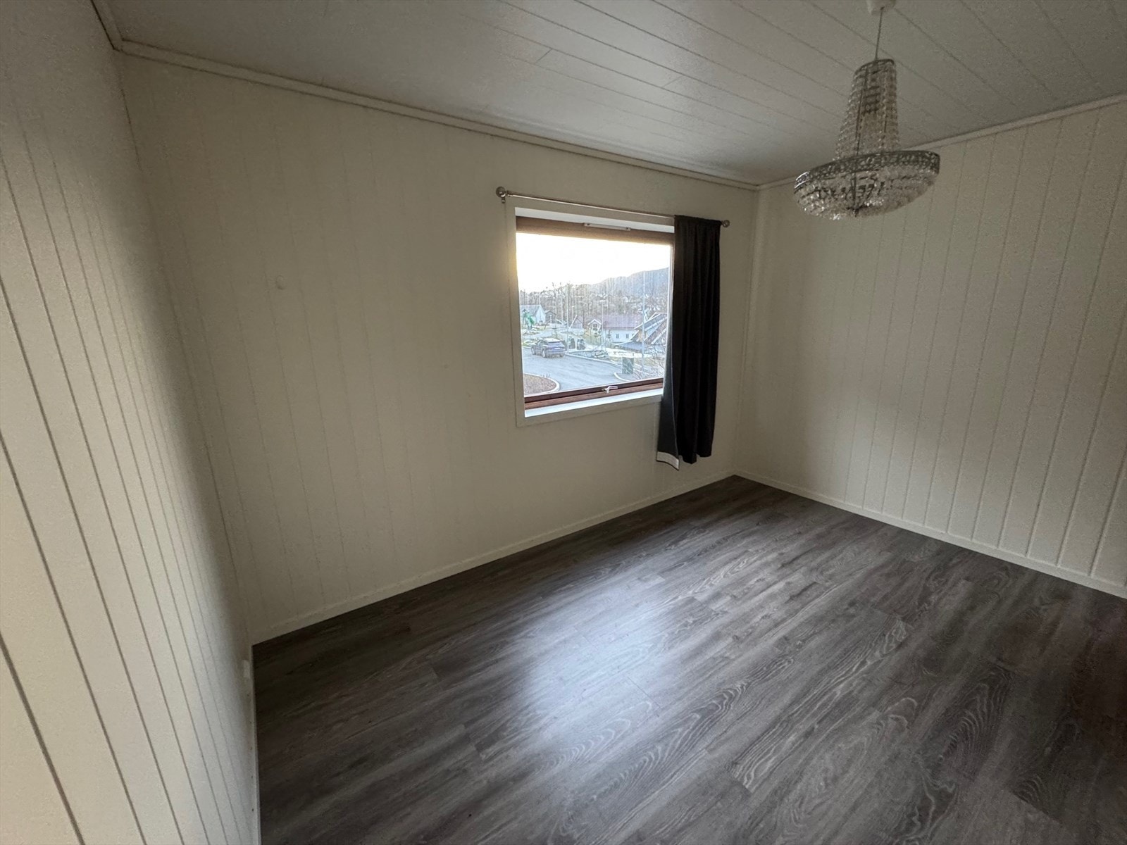 Boligen er innredet med 3 soverom, 2 stuer og 2 bad. Galleribilde