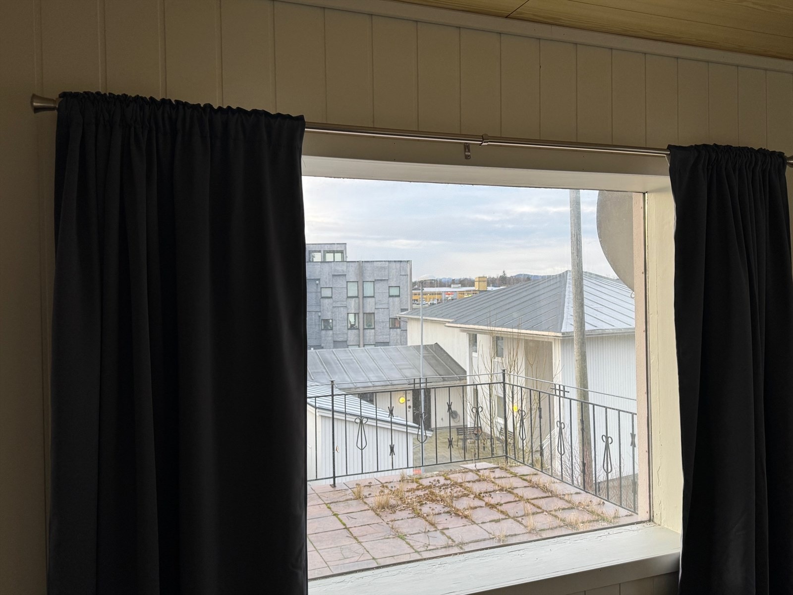 Balkongen er meget solrik med sol fra morgen til kveld. Galleribilde