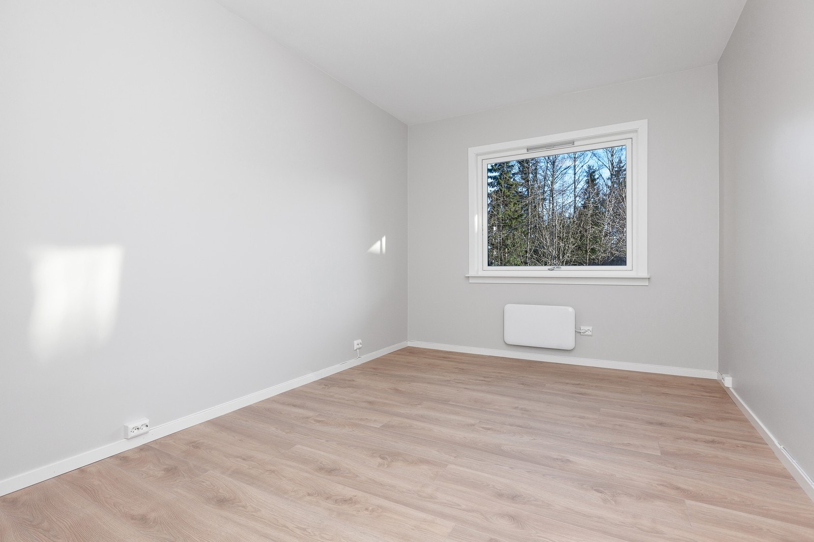 Hovedsoverommet har plass til dobbeltseng. Godt med oppbevaring i skyvedørsgarderobe. Galleribilde