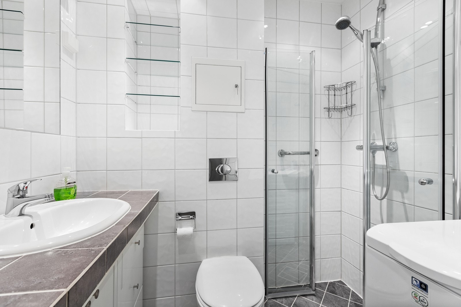 Pent flislagt bad med varmekabler i gulv. Vaskemaskin medfølger. Galleribilde