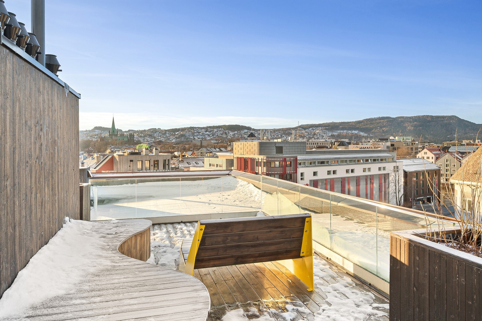 Takterrassen har gode solforhold som er ypperlig å benytte seg av i sommerhalvåret. Galleribilde