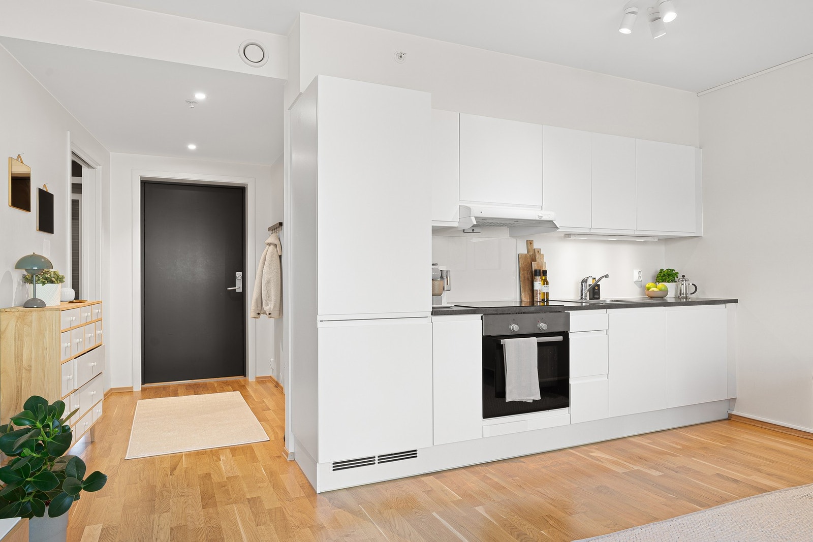 Naturlig skille mellom stue/kjøkken og entre noe som gir flere soner i boligen. Galleribilde