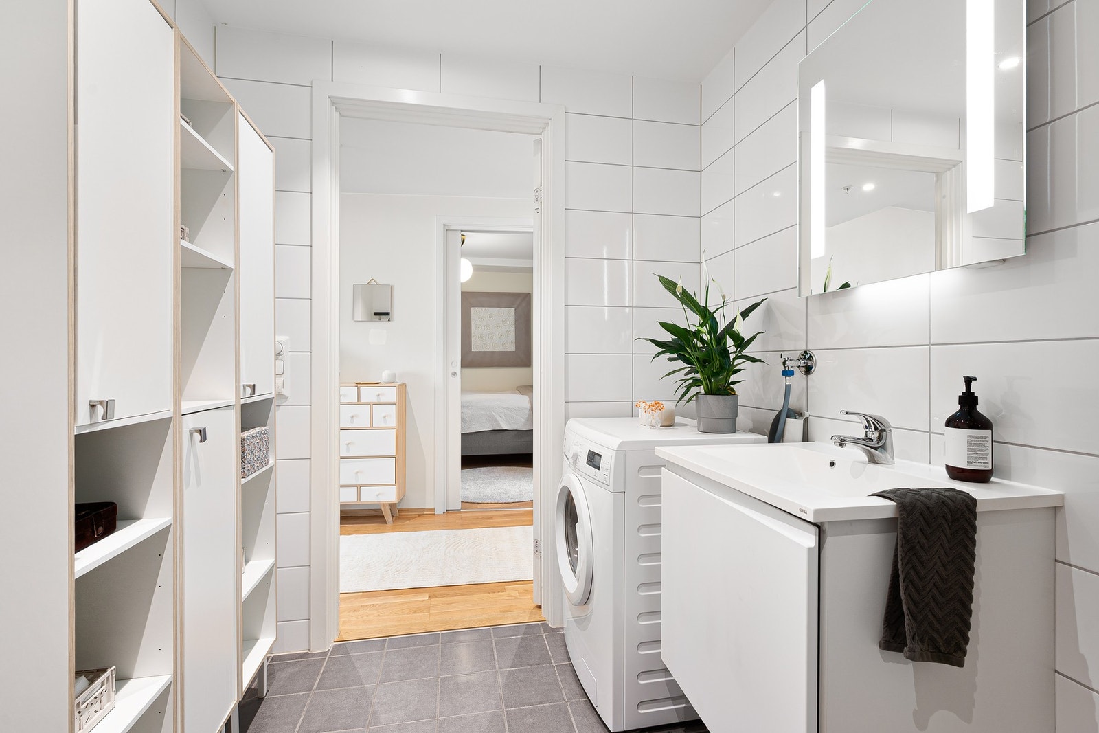 Flott flislagt bad fra 2016 med elektriske varmekabler og avløp for vaskemaskin. Galleribilde