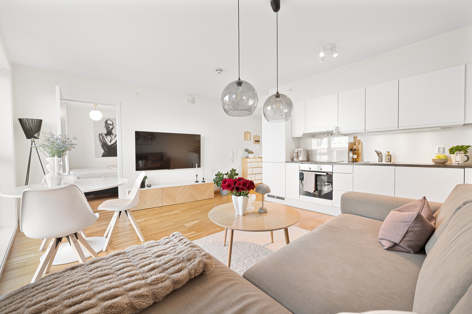 Her får du en åpen stue med gode møbleringsmuligheter. Galleribilde