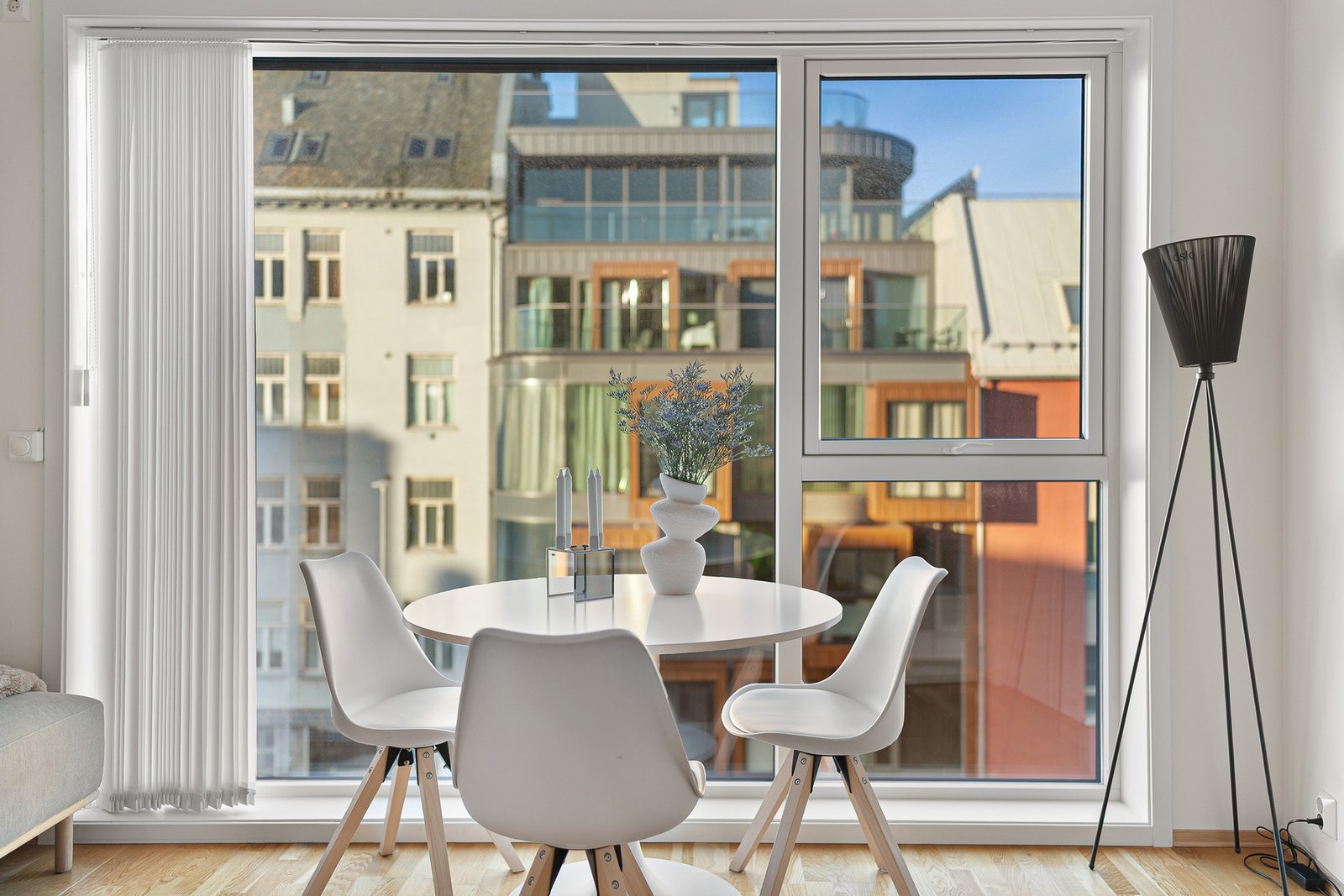 En hyggelig spiseplass med store vinduer som slipper inn rikelig med dagslys. Galleribilde