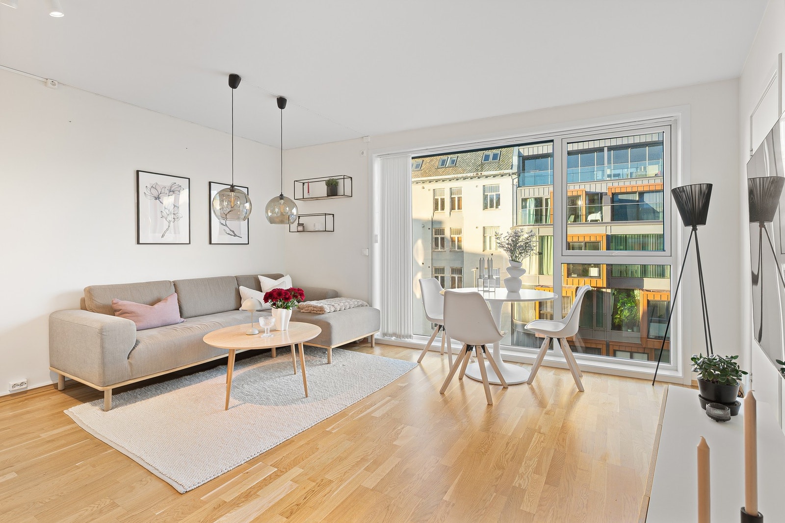 Lys og romslig stue med store vindusflater som slipper inn rikelig med naturlig lys. Galleribilde