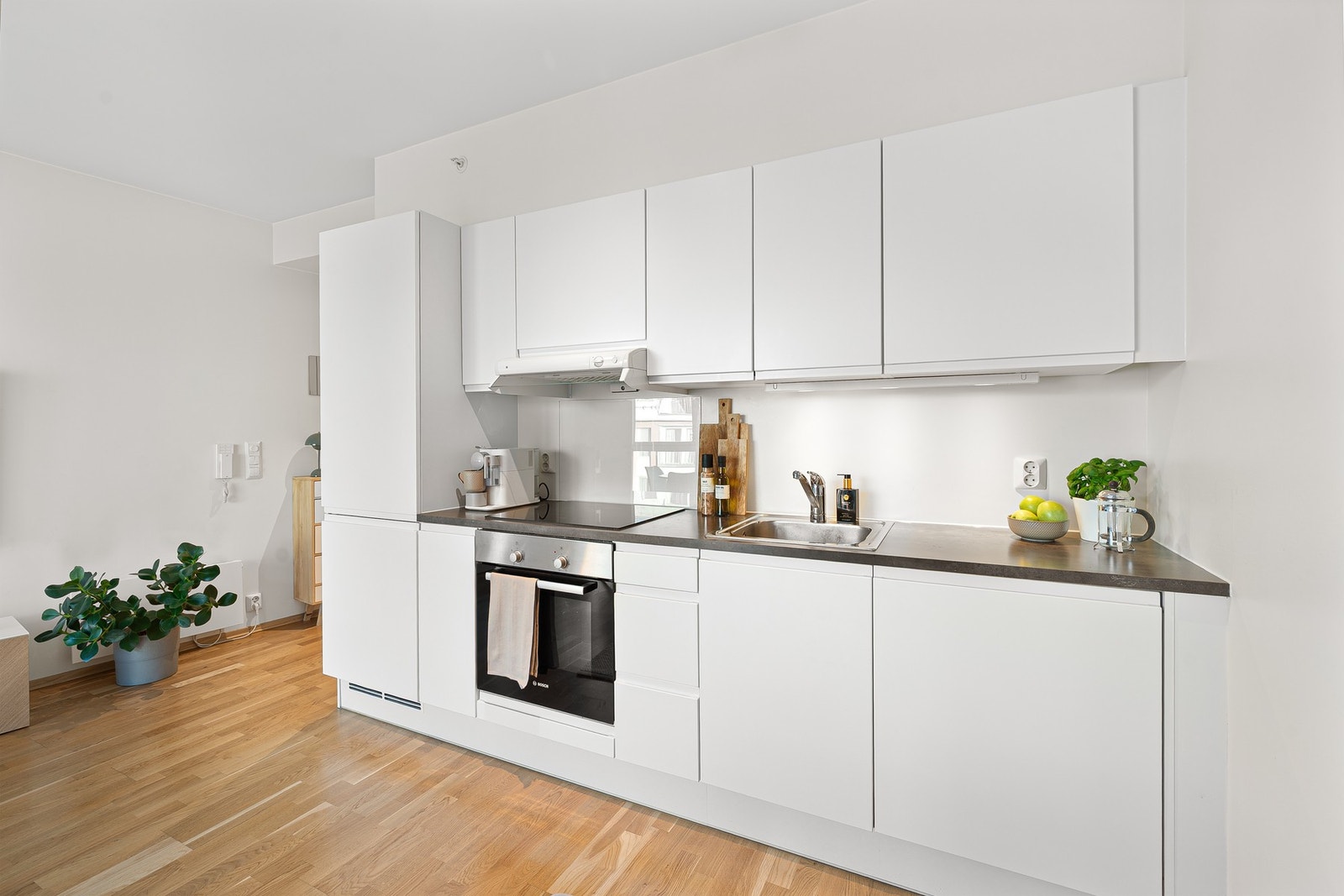 Lyst og pent kjøkken fra 2016 med flott innredning og integrerte hvitevarer. Galleribilde