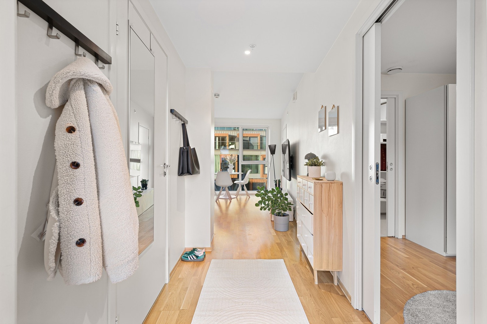 En innbydende entre som gir en fin forbindelse til resten av leiligheten. Galleribilde