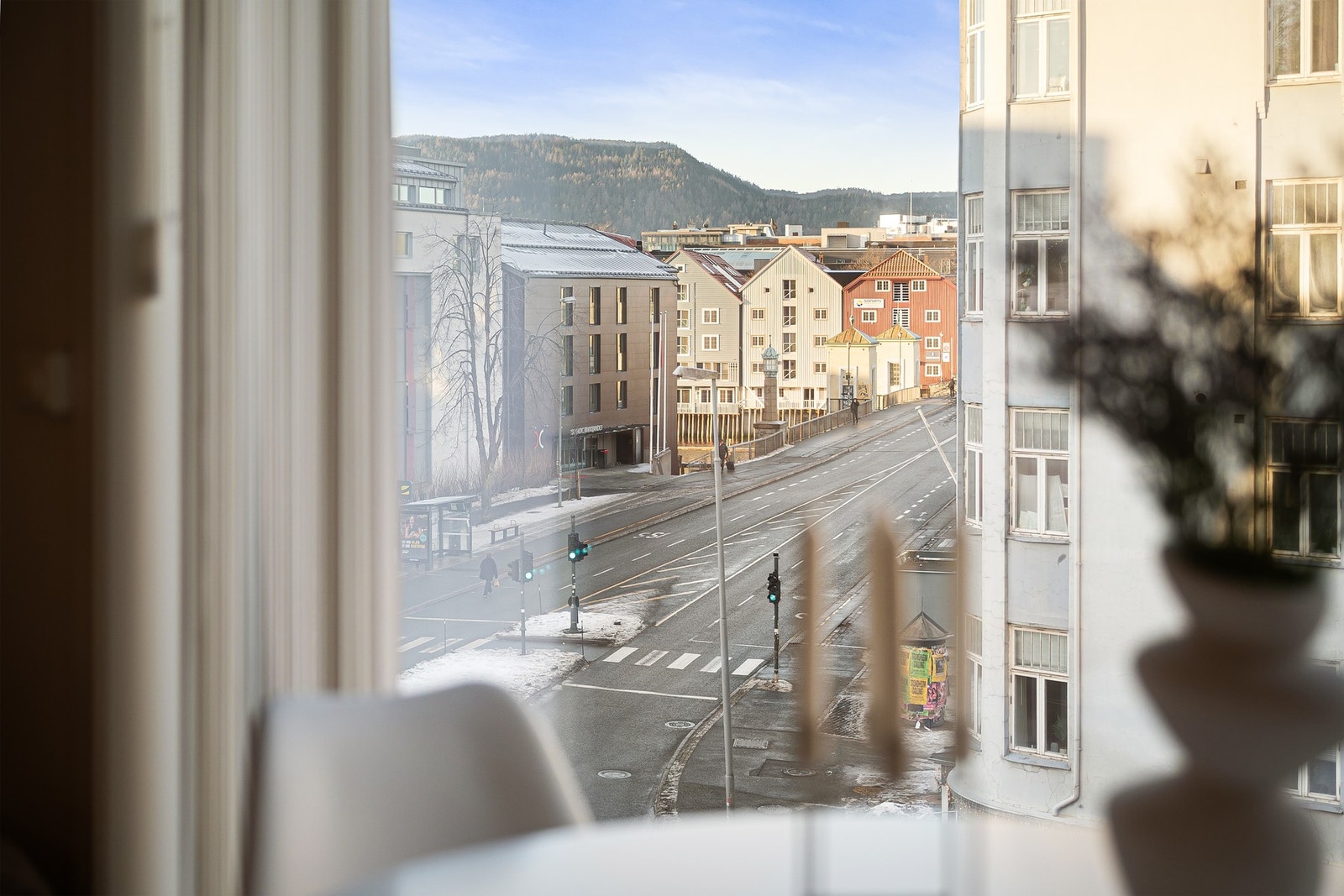 Leiligheten har en sentral og populær beliggenhet i nærheten av solsiden. Galleribilde