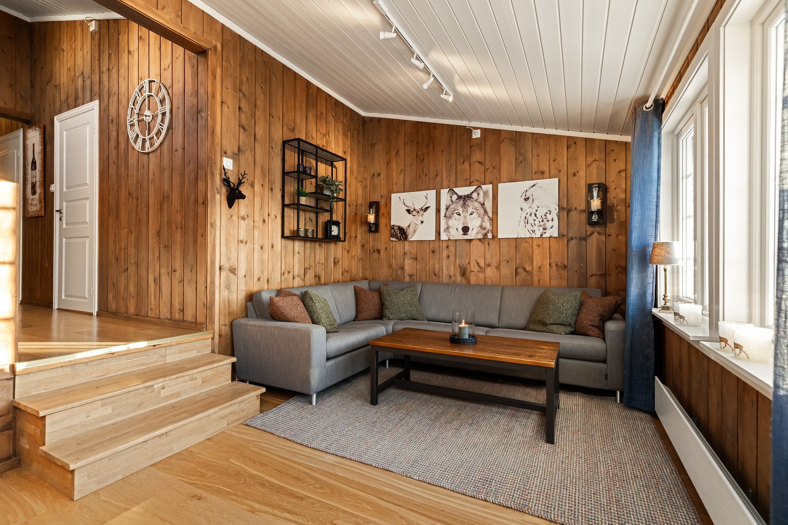 Stuen ligger noen trappetrinn lavere enn resten av hytta, noe som skaper en naturlig rominndeling. Galleribilde