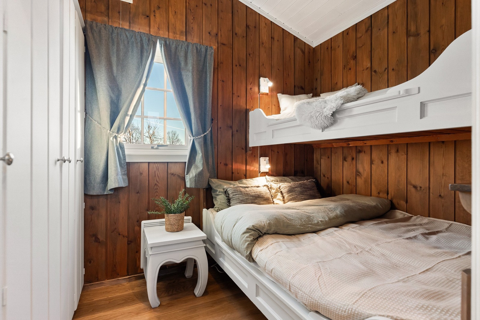 Soverom 2 har plassbygd familiekøyeseng og romslig garderobeskap. Galleribilde